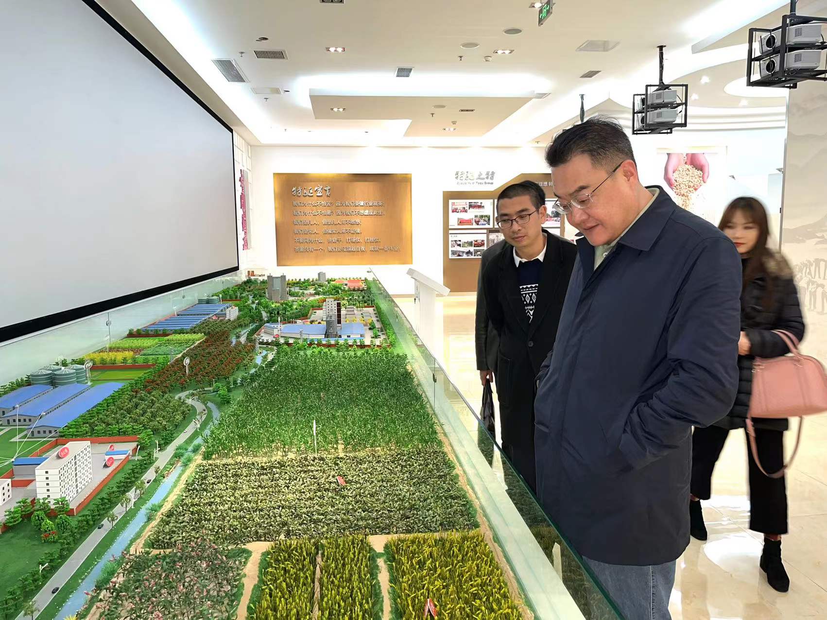 力爭一季度“開門紅”——鄧華赴通威集團、特驅(qū)集團考察交流