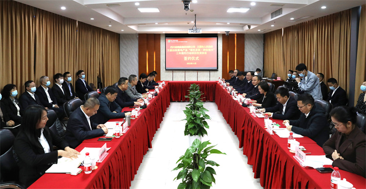 集團公司與萬源市人民政府正式簽訂《萬源舊院黑雞產(chǎn)業(yè)“綠色發(fā)展、種業(yè)振興”三年提升行動項目投資協(xié)議》