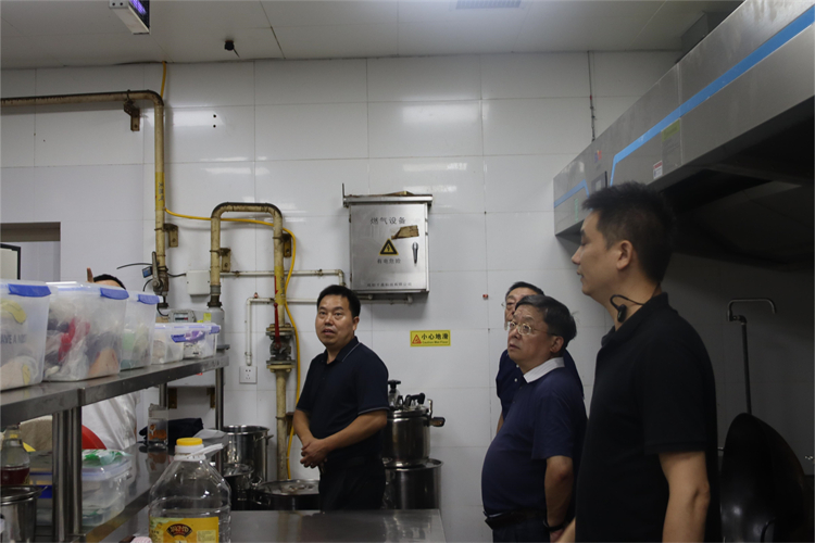 省供銷社黨組成員、理事會副主任向偉益帶隊檢查指導(dǎo)棉麻集團安全生產(chǎn)工作