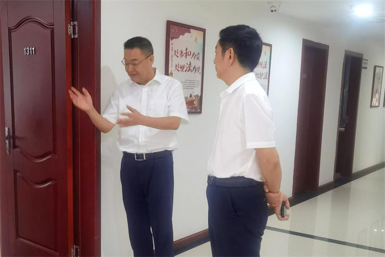 省供銷社黨組成員、機(jī)關(guān)黨委書記李先明帶隊(duì)檢查指導(dǎo)棉麻集團(tuán)安全生產(chǎn)工作